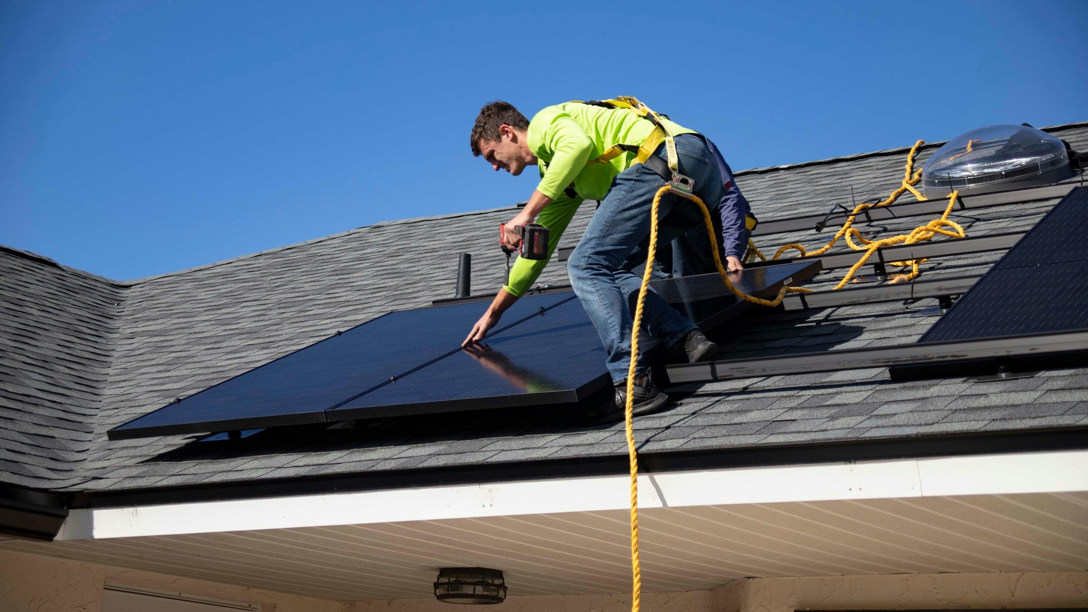 Installateur au travail sur un toit